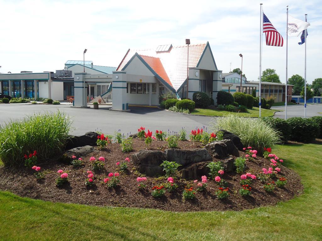 Budget Host Inn & Suites Fertility Exterior photo