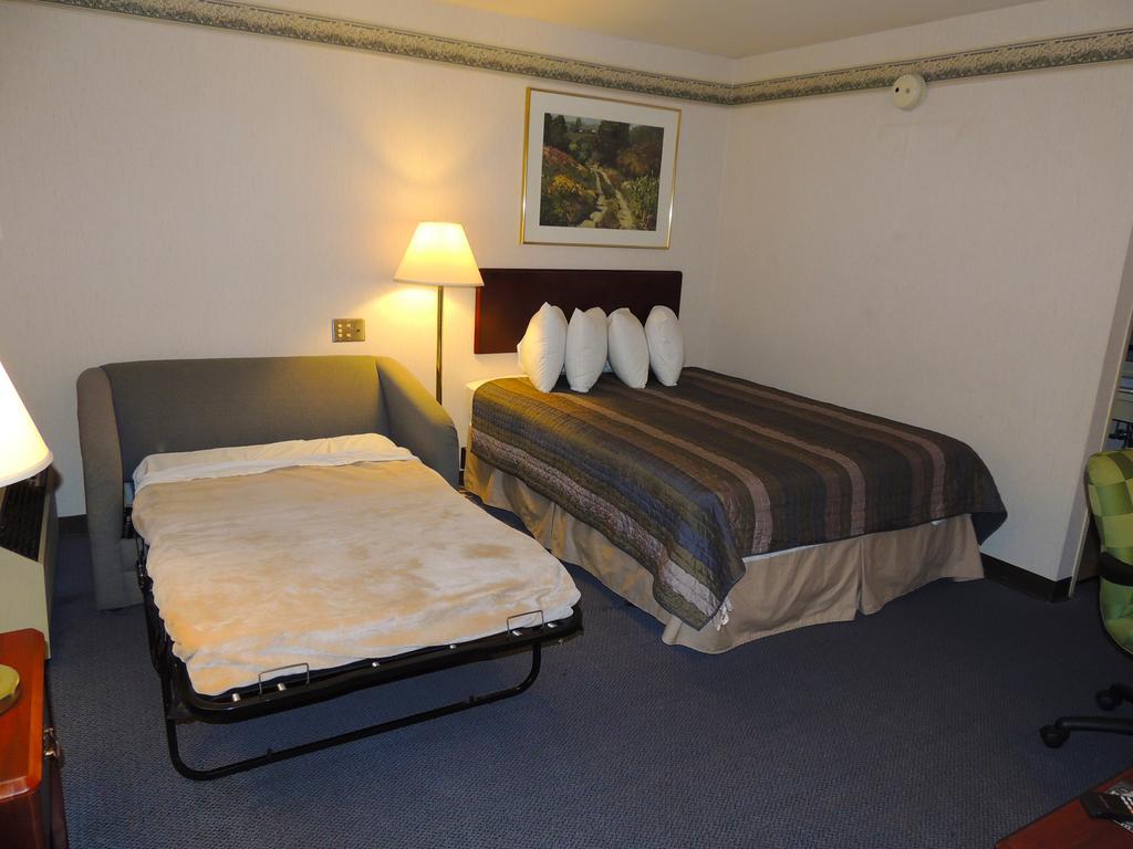 Budget Host Inn & Suites Fertility Room photo