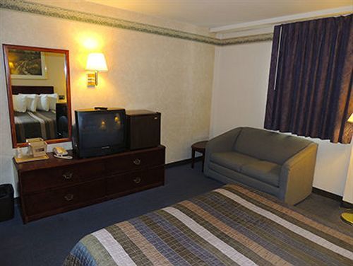 Budget Host Inn & Suites Fertility Exterior photo