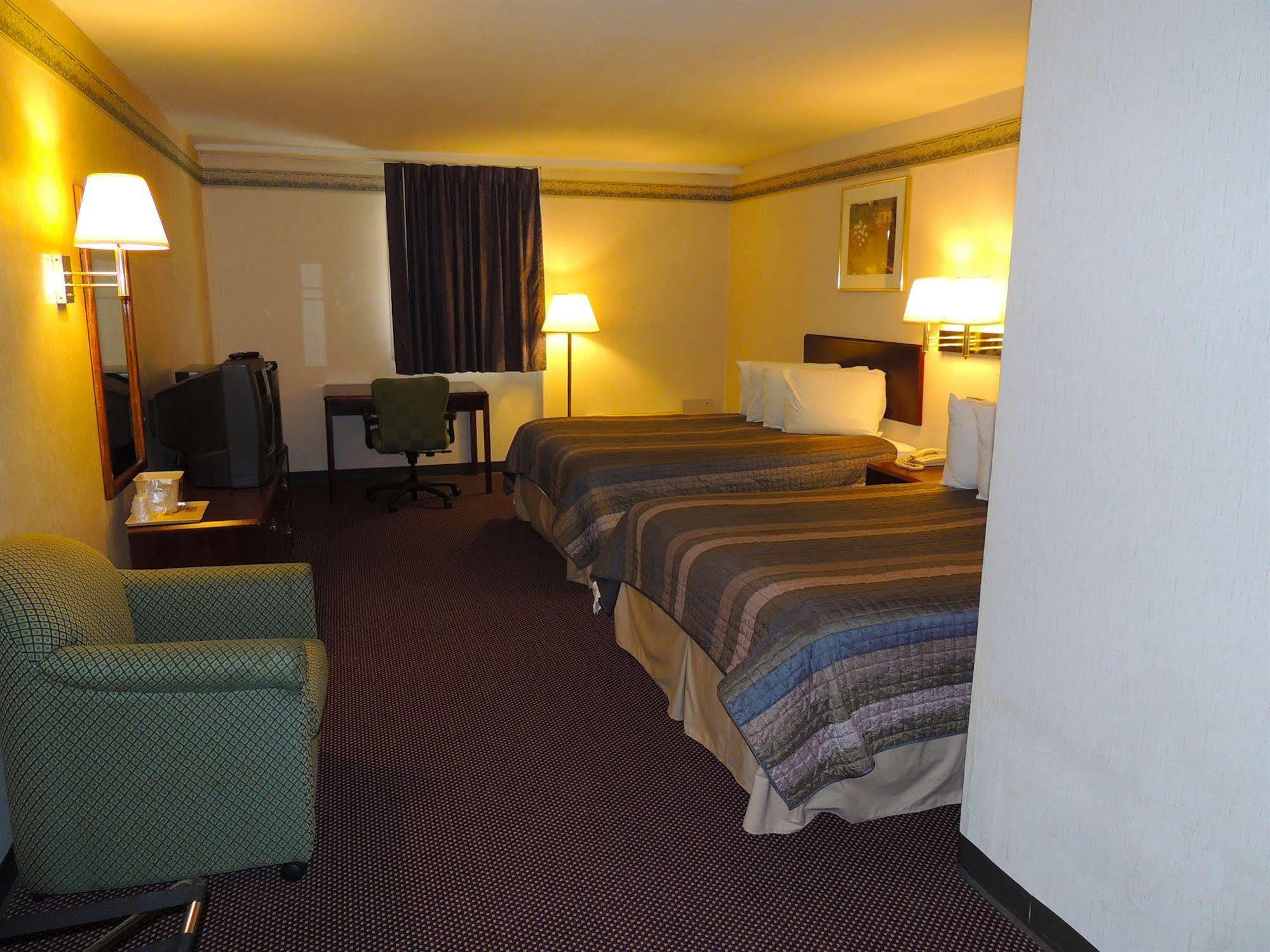Budget Host Inn & Suites Fertility Exterior photo