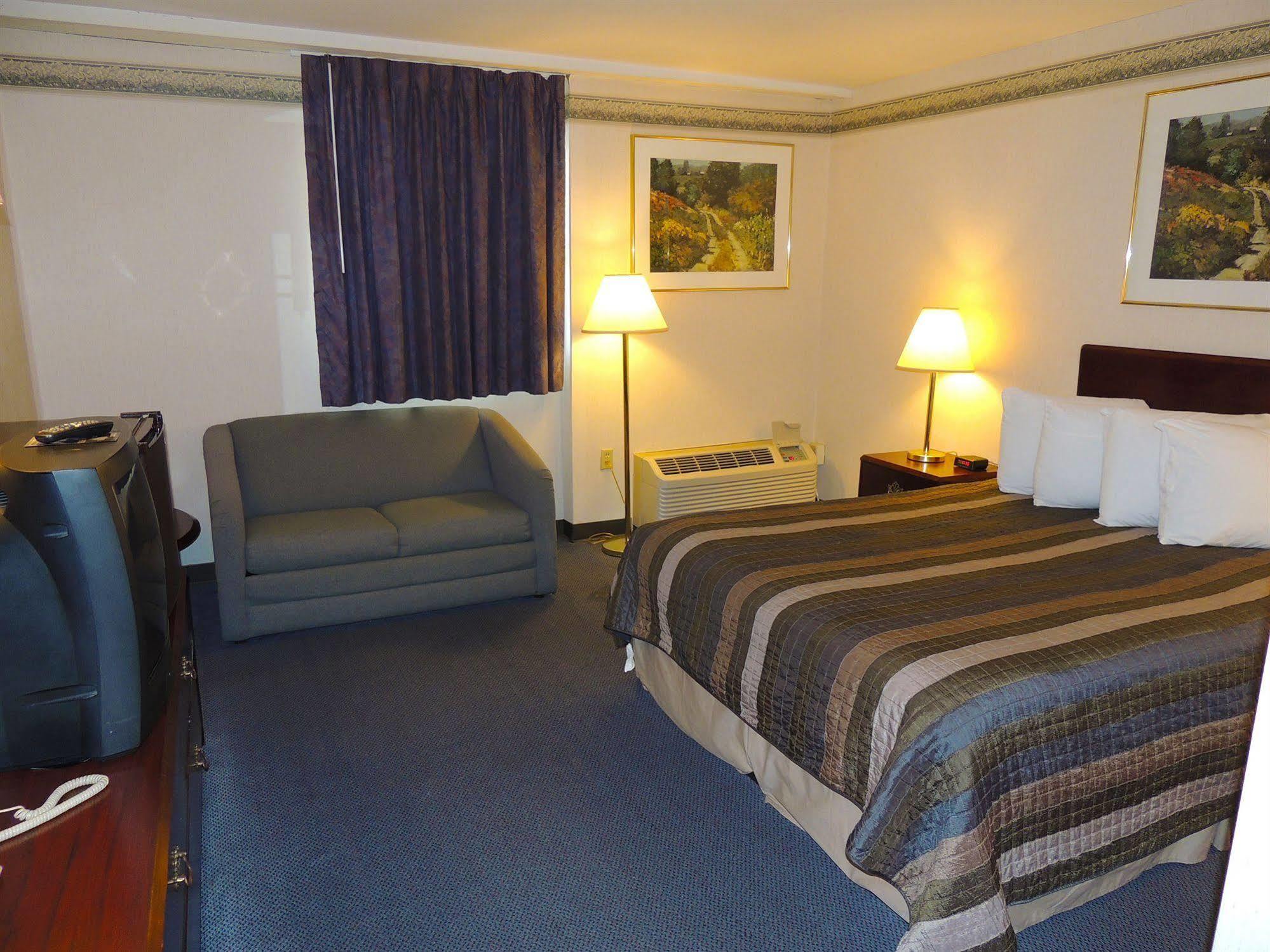 Budget Host Inn & Suites Fertility Exterior photo